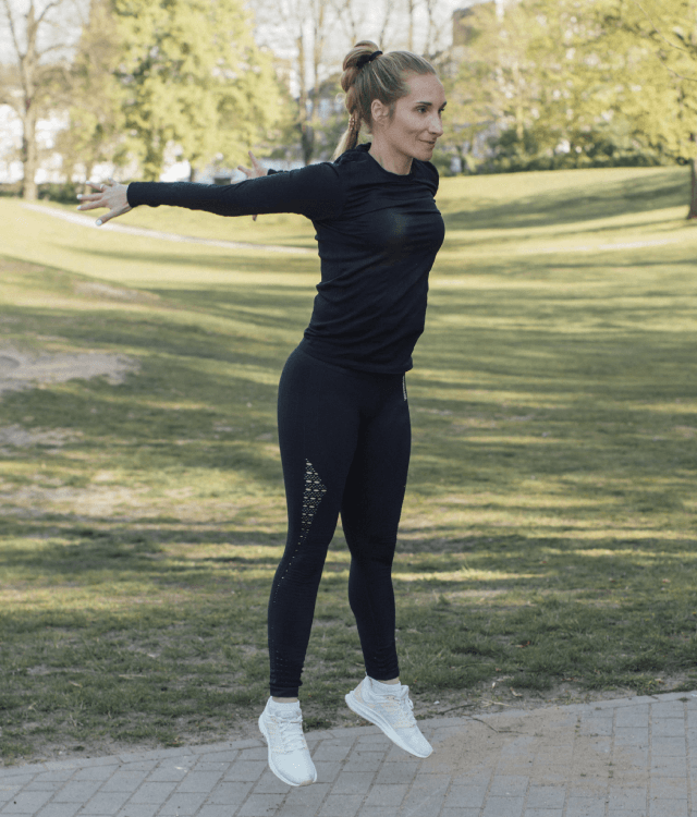 Frau beim Stretching
