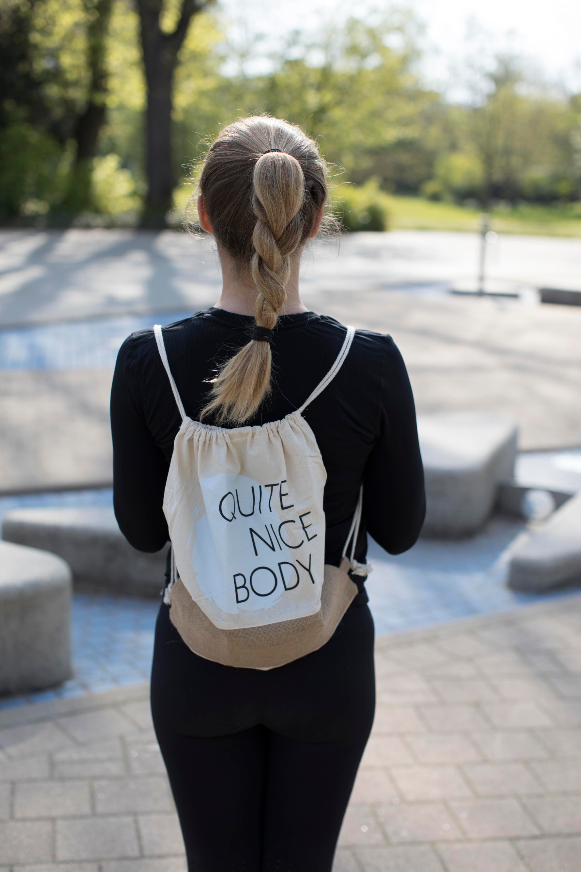 Frau mit Quite Nice Body Stoffrucksack im Park – Ernährungsberatung in Düsseldorf
